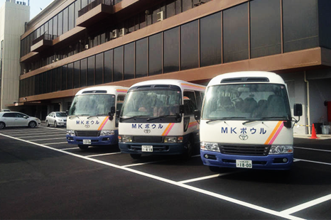 MKボウルのマイクロバス送迎車